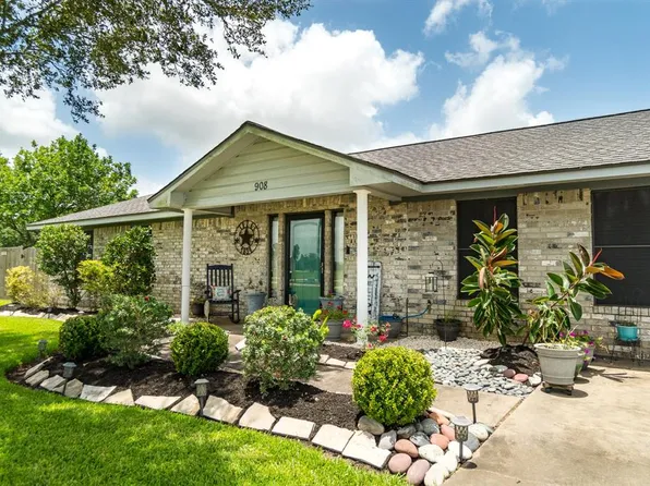 1450 Horseshoe Ct, Angleton, TX 77515