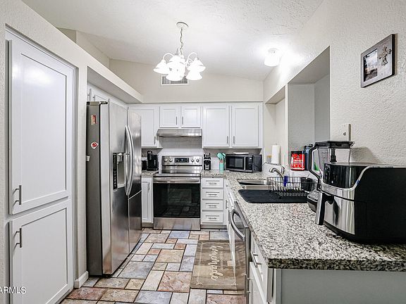 3rd image of 9326 W SUNNYSLOPE Lane