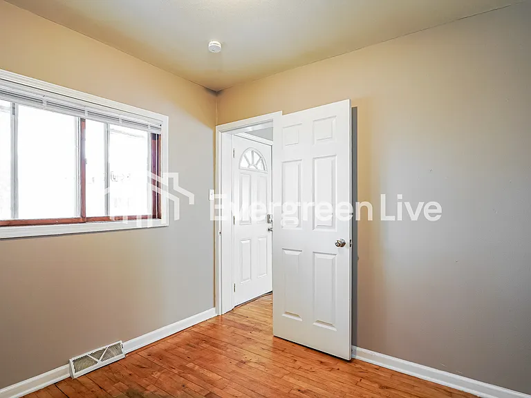 315 S 60th St — Photo 12