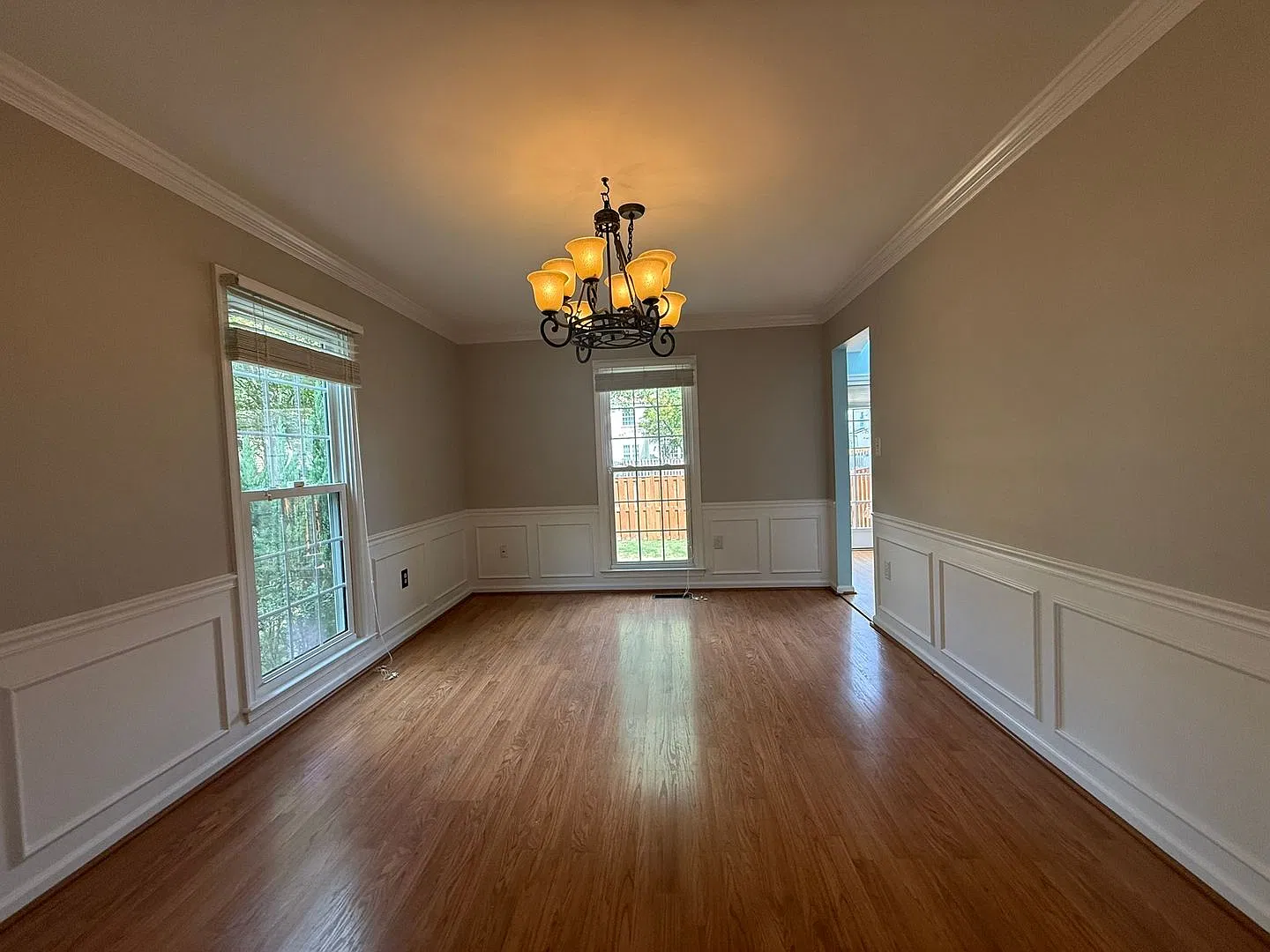 Fenced Immaculate End-Unit 2500SF Kingstowne — Photo 3