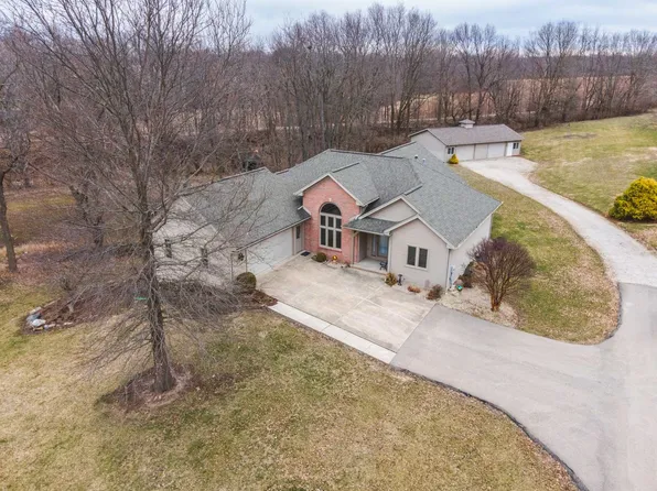 3004 Capodice Rd, Bloomington, IL 61705