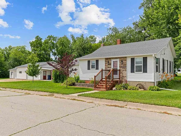 702 W 1st St, Tipton, IA 52772