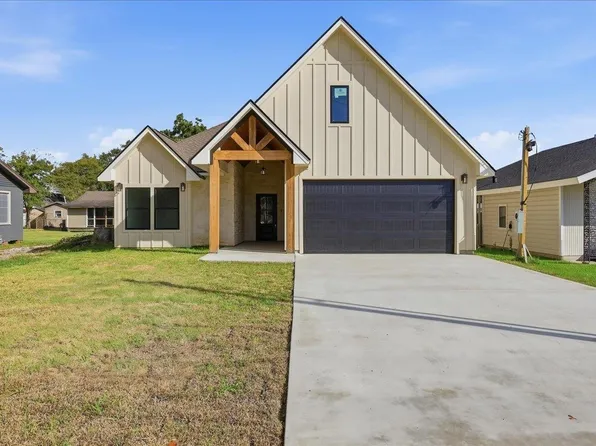 2214 Armstrong Ave, Port Neches, TX 77651