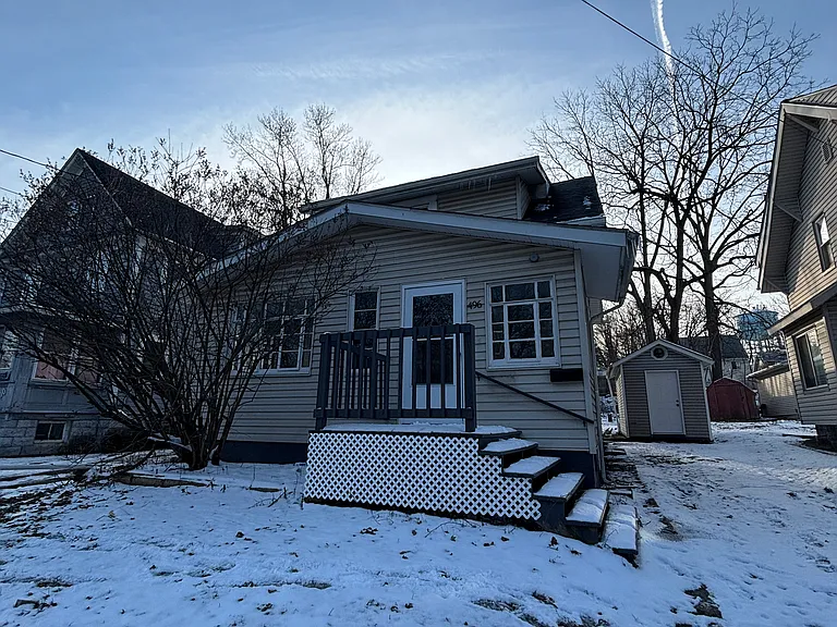 496 Whitney Ave — Photo 2