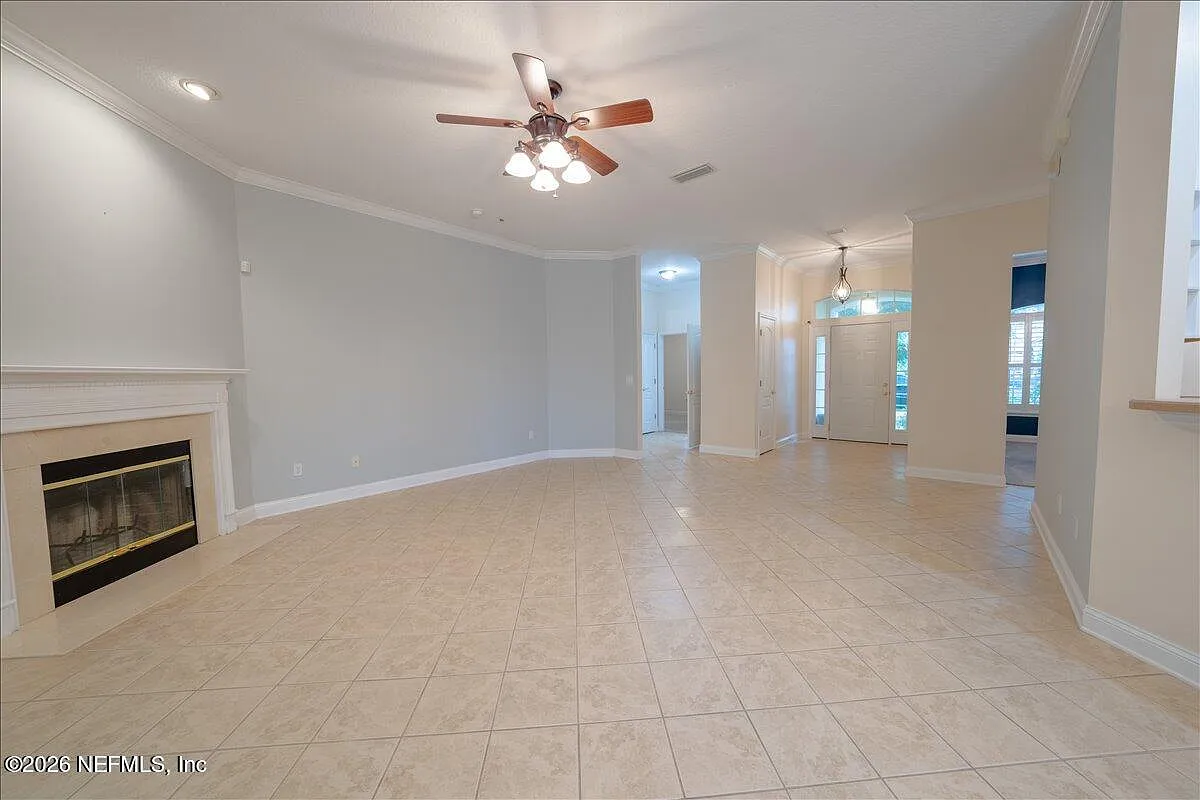 4 bed, 3.0 bath, 2010 sqft, $2,250 — Photo 2