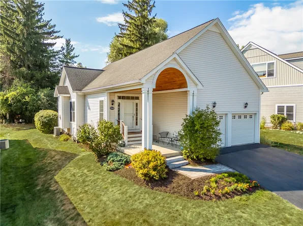 5546 Lakewood Trl, Canandaigua, NY 14424