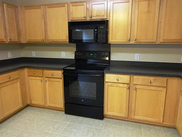 4 bed, 2.0 bath, 1978 sqft, $2,500 — Photo 2