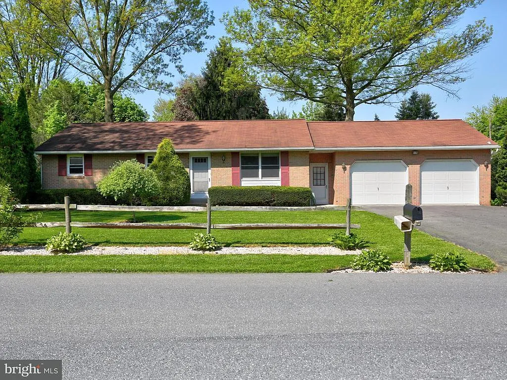 10 Park Circle Dr photo 1