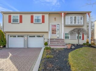 31 Woodmere St, Raritan, NJ 08869