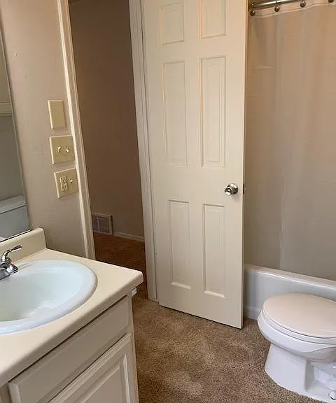 Upstairs Middle Full Bathroom