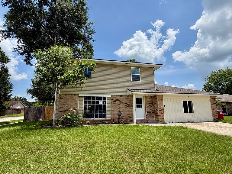 4 Bedroom 
3 Bathroom, New Renovation
with Home Helpers Properties