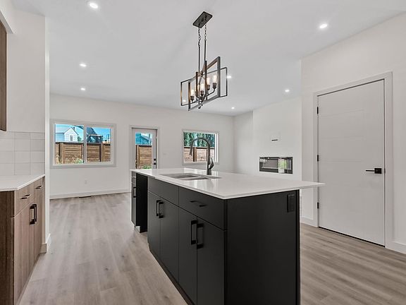 4th image of 144 Royal St