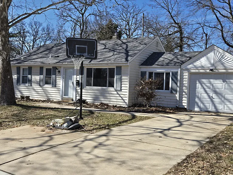 915 Westglen Dr — Photo 2