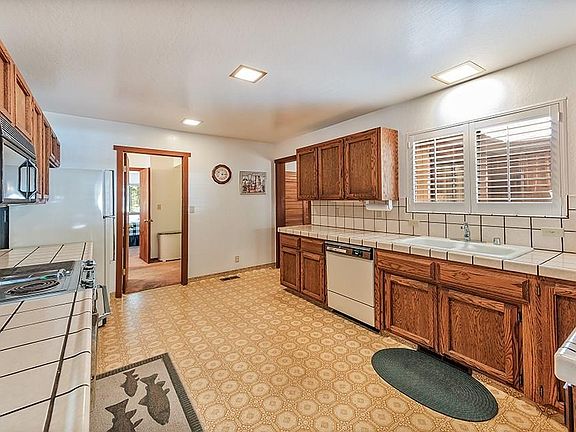 5th image of 1075 Trent Ln