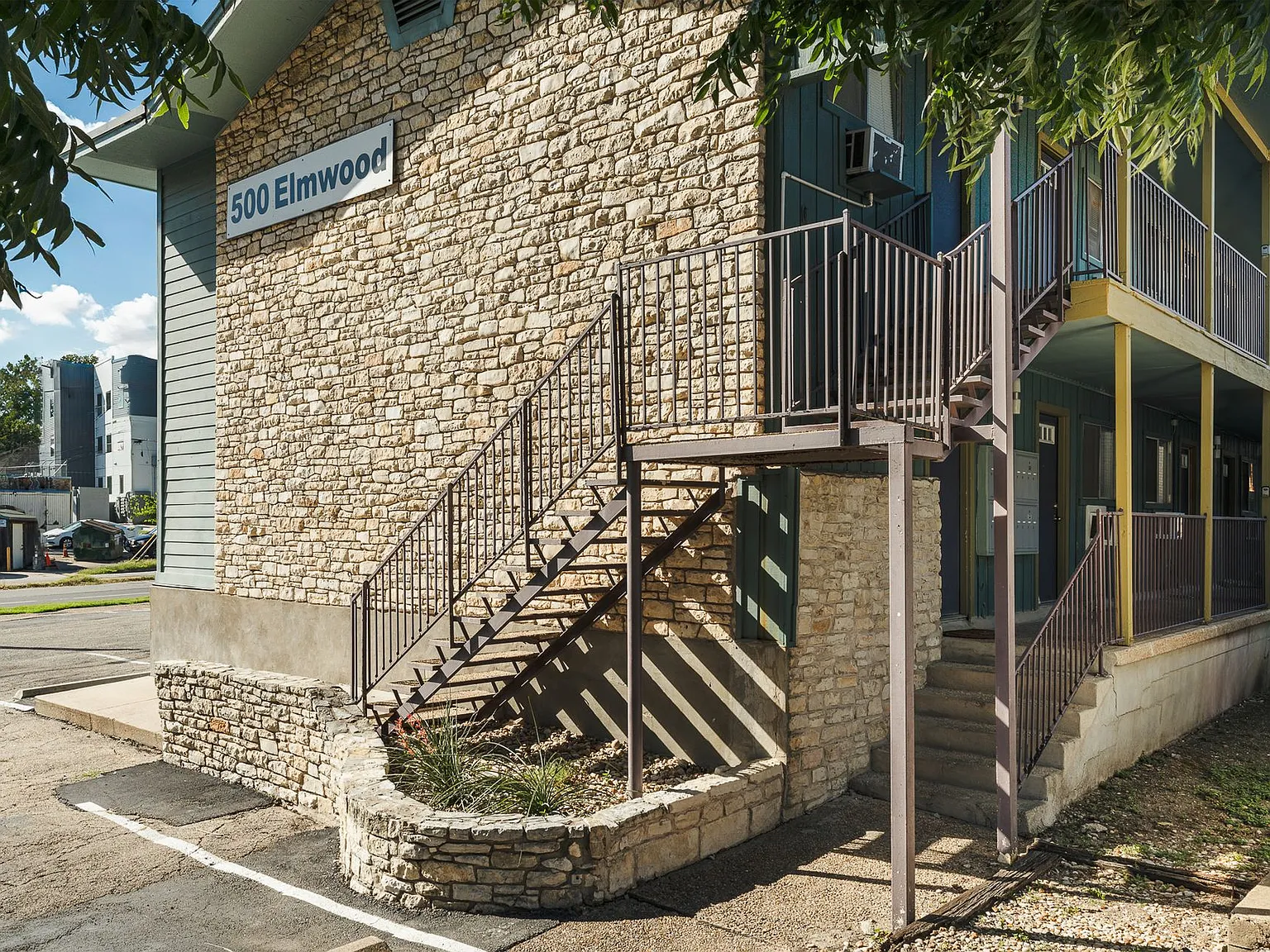 Elmwood Pl. Apts. — Photo 3