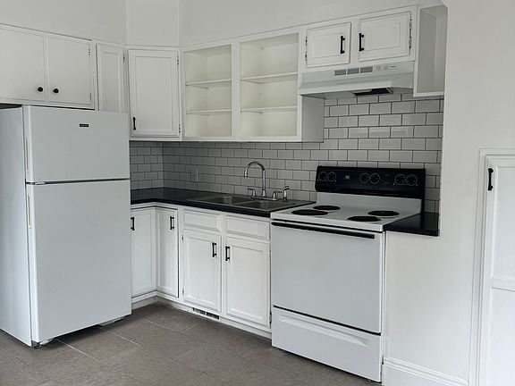 Kitchen
Tiled floor, Electric Stove, Refrigerator