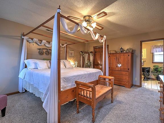 3rd image of 223 Colony Dr