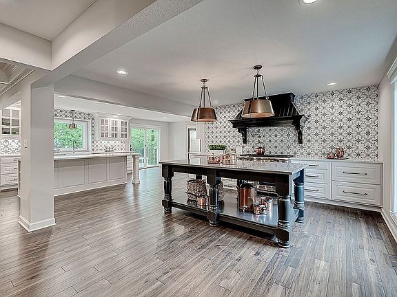 5th image of 8501 Bay Colony Dr