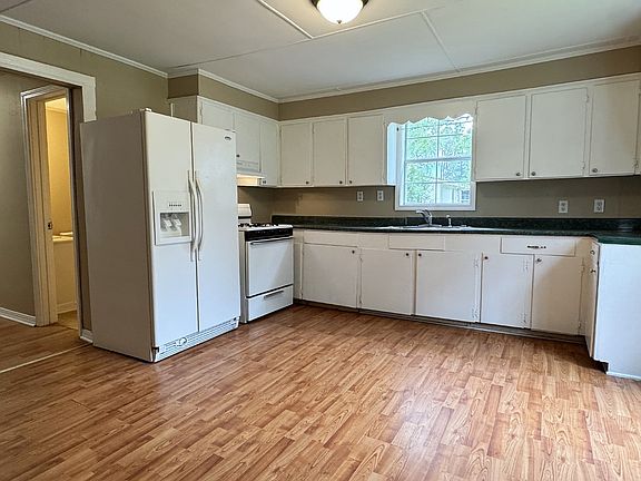5th image of 1108 Evergreen St
