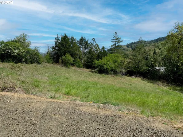 919 SE Golden Eagle Ave, Roseburg, OR 97470