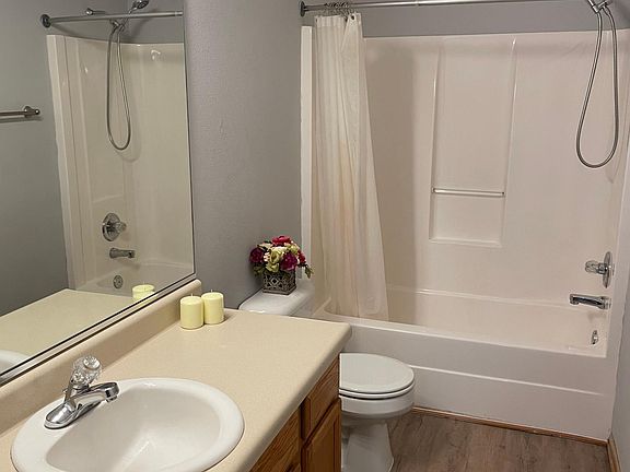 5th image of 1054 10th Ave NW