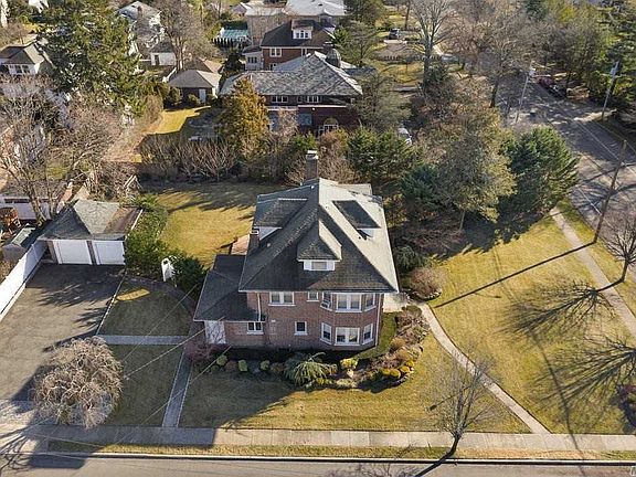 3rd image of 36 Woodmere Blvd S