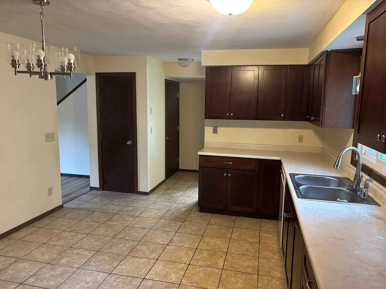 3 bed, 1.5 bath, 1300 sqft, $1,595 — Photo 2