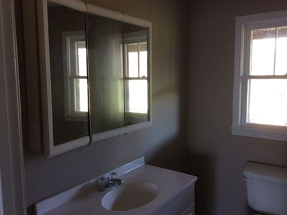 4th image of 424 College St
