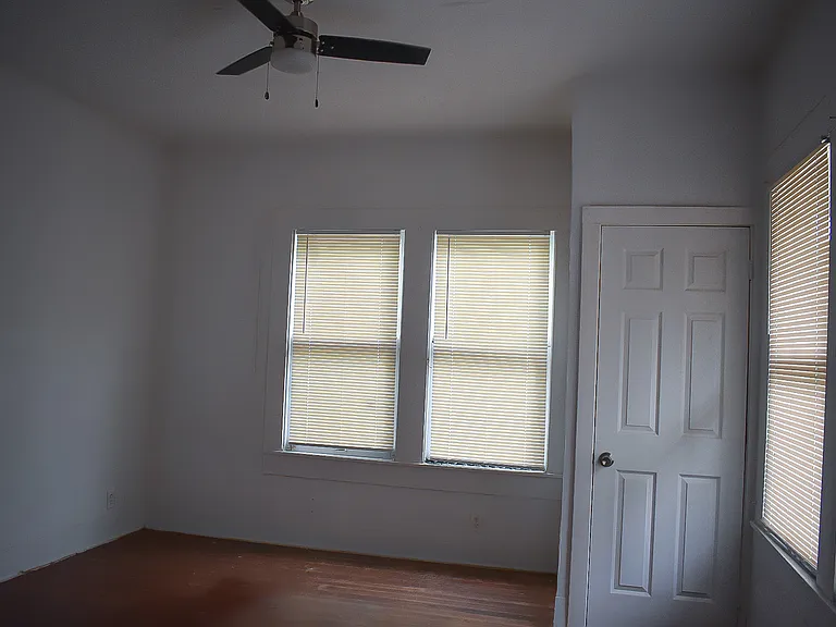 2246 E Houston St — Photo 33