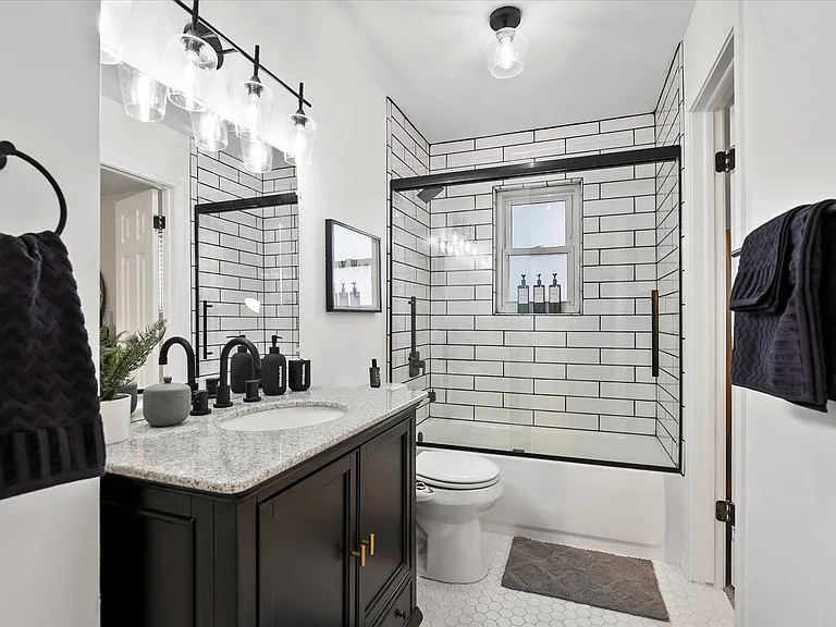 144 Franklyn Ave — Photo 16