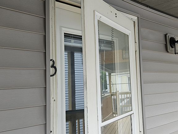 4th image of 2042 Main St #3