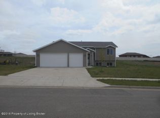 1231 Marilyn Way, Dickinson, ND 58601