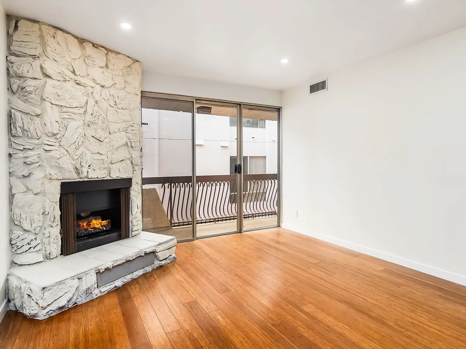 104 S Hayworth Ave — Photo 3