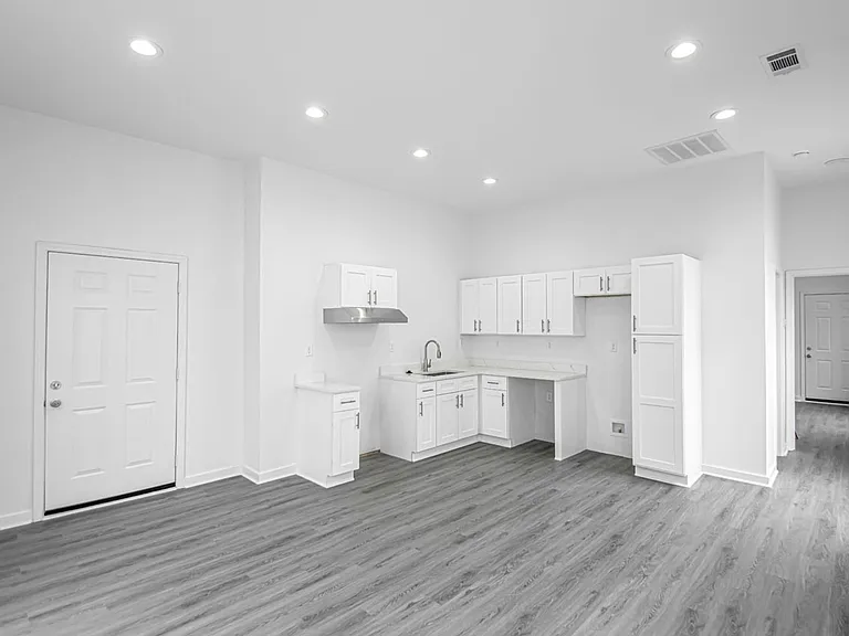 223 S Park St — Photo 4