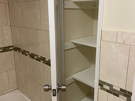 5th image of 11903 Lakeview Blvd #1