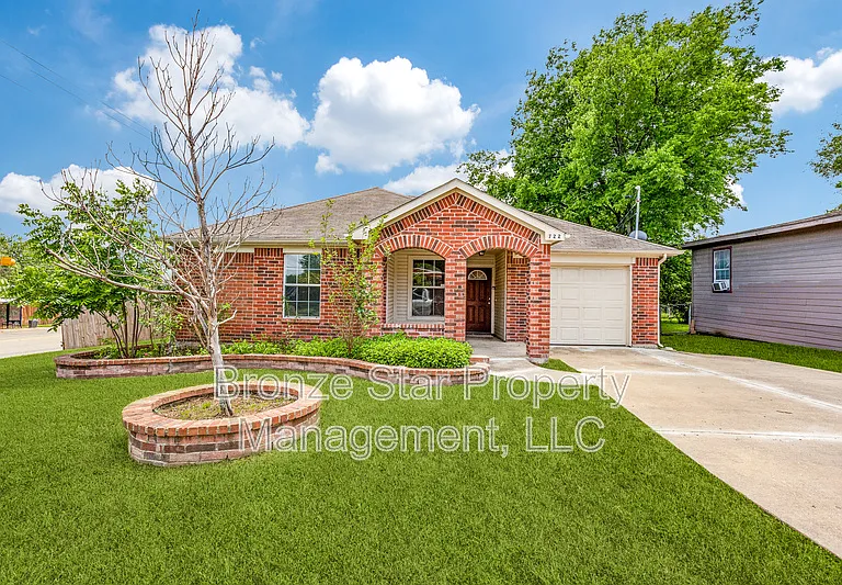 722 Seneca Dr — Photo 1