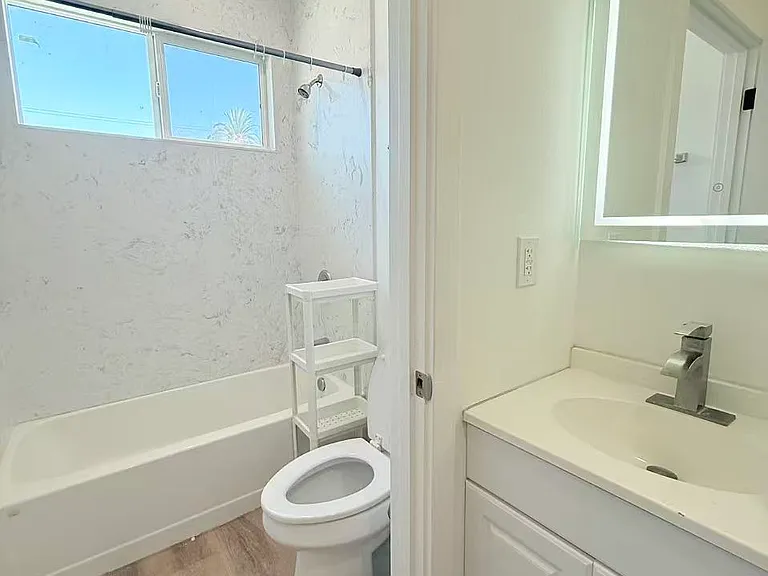3027 1/2 Walton Ave #1 — Photo 4