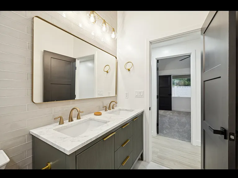 1216 W Rovey Ave — Photo 15