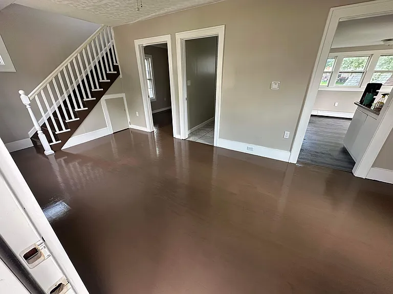 145 Osborne St — Photo 3