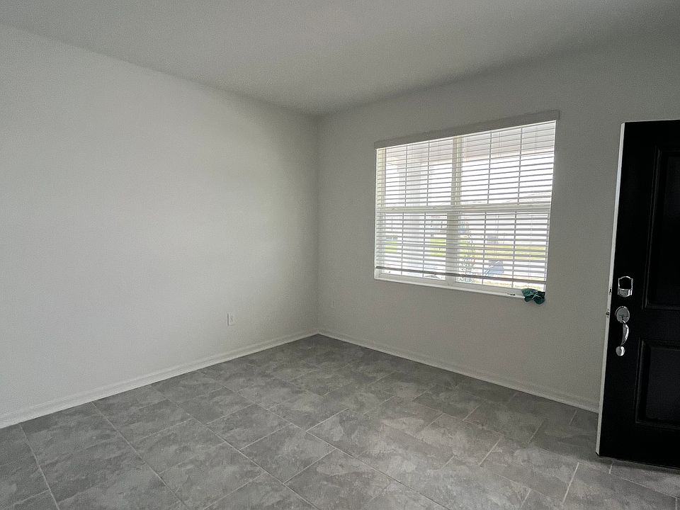 Private Entrance to Large Living Room