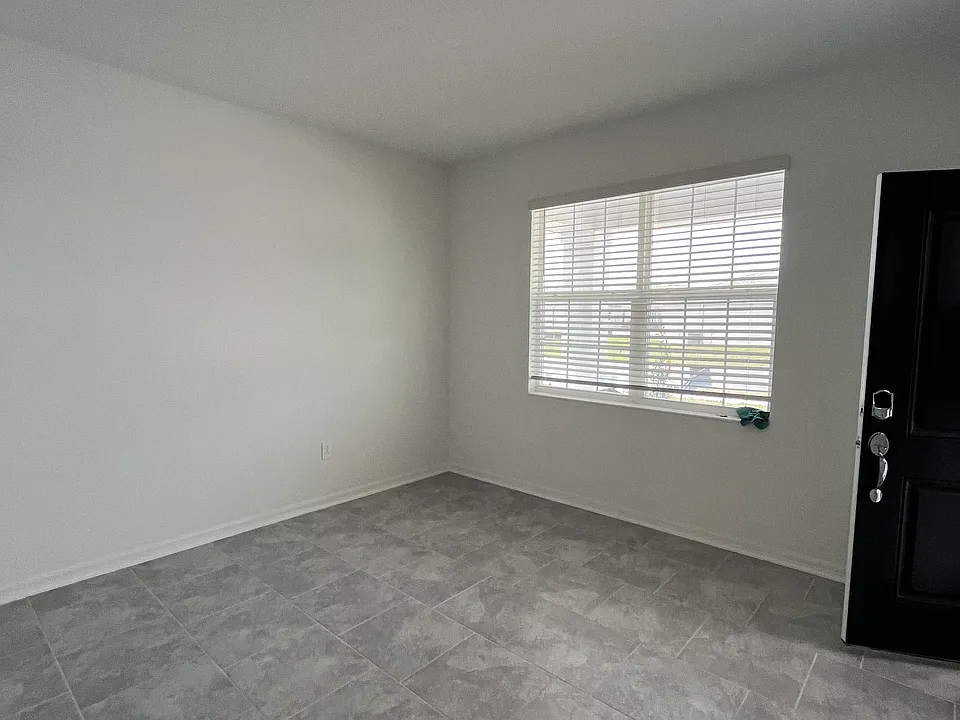 Private Entrance to Large Living Room