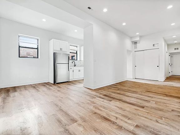 4th image of 2203 N Hamilton Ave #305