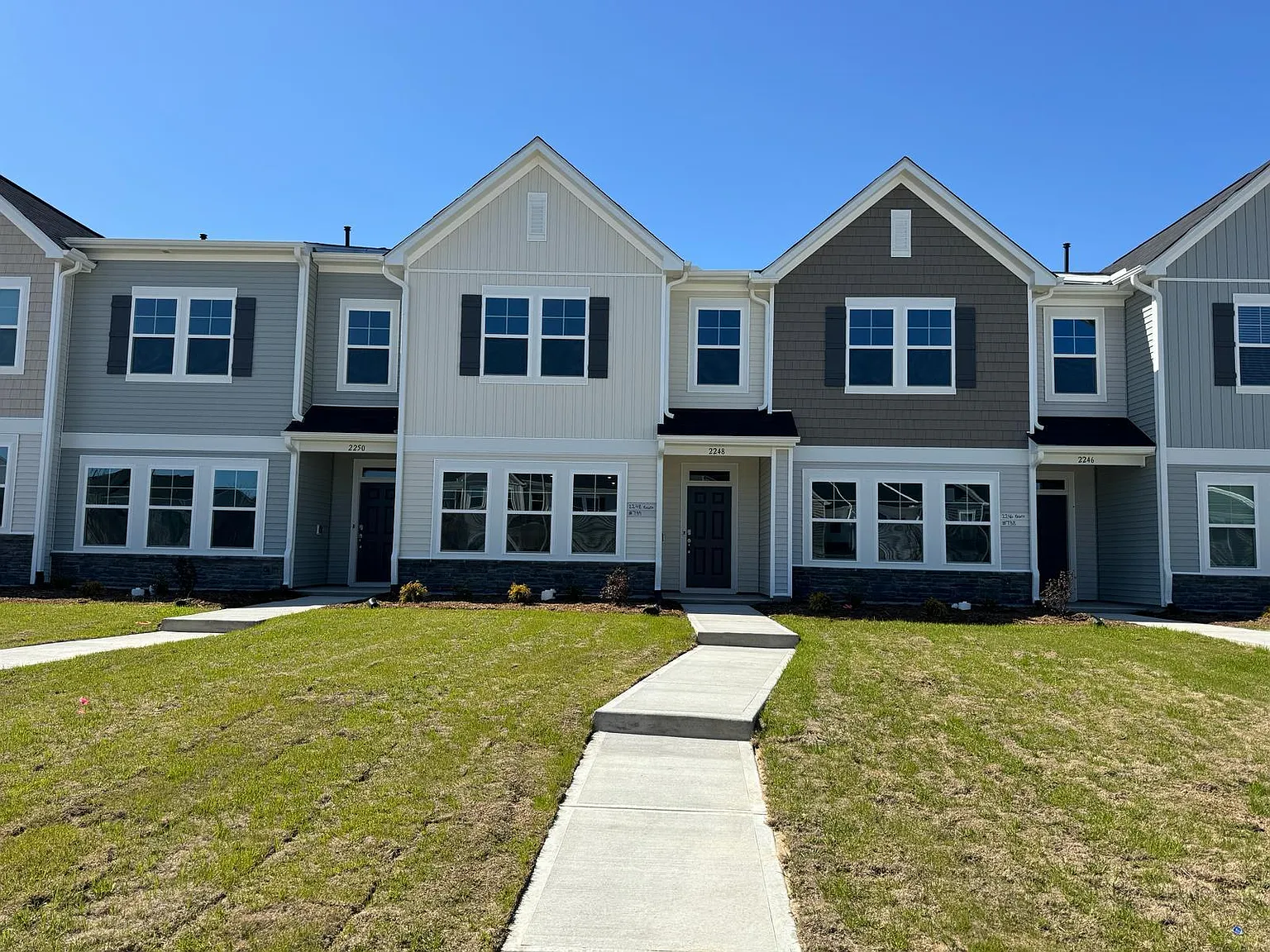 3 bed, 2.5 bath, 1950 sqft, $1,995 — Photo 1