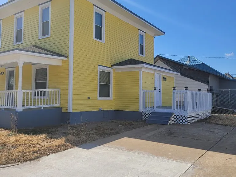 802 W Oak Ave — Photo 2