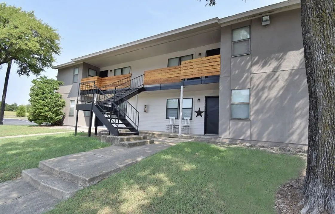 Lakeshore Villa Apartments — Photo 1