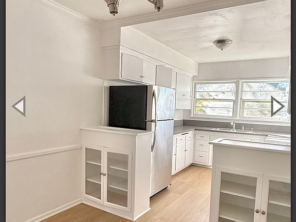 5th image of 228 S Sycamore Ave #1