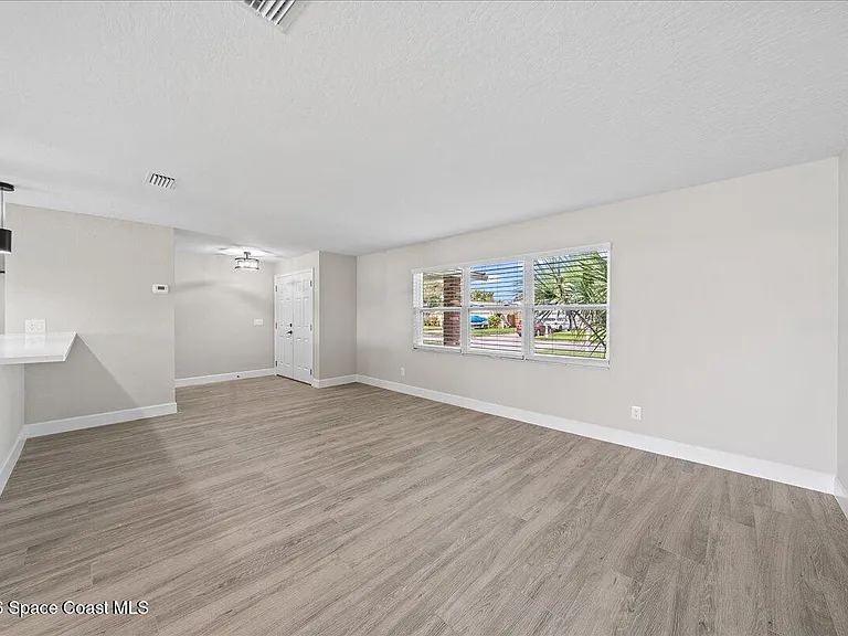 540 Albatross St — Photo 8