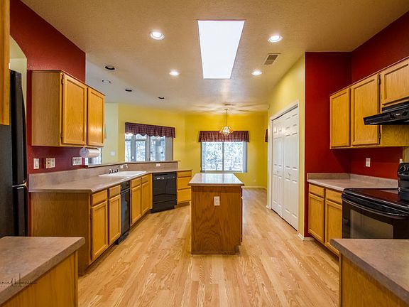 2nd image of 18 Bobolink Ln