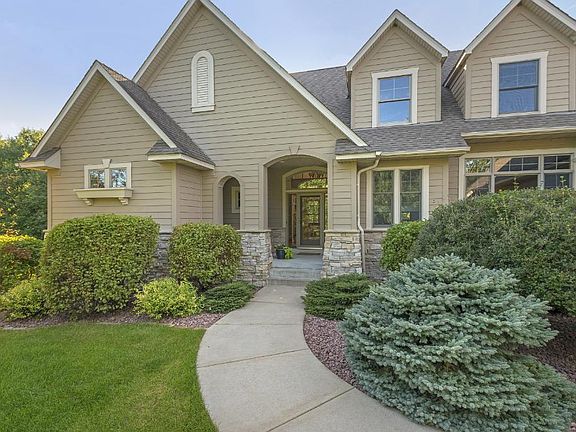 2nd image of 905 Willow View Dr