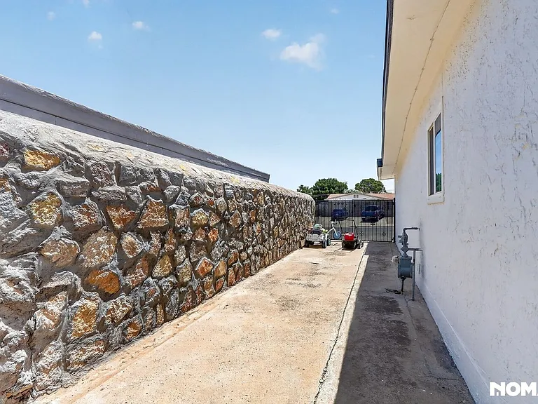 2045 Solano Dr — Photo 21